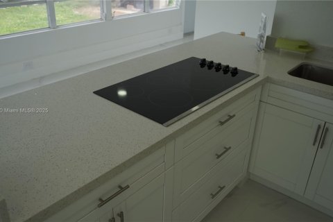 House in West Park, Florida 3 bedrooms, 108.14 sq.m. № 1945605 - photo 24