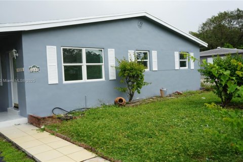 House in West Park, Florida 3 bedrooms, 108.14 sq.m. № 1945605 - photo 16