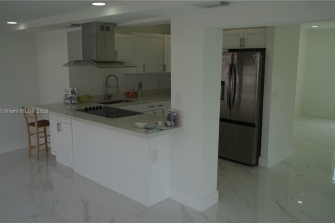 House in West Park, Florida 3 bedrooms, 108.14 sq.m. № 1945605 - photo 17