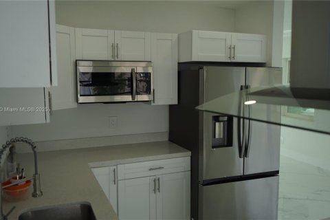 House in West Park, Florida 3 bedrooms, 108.14 sq.m. № 1945605 - photo 23