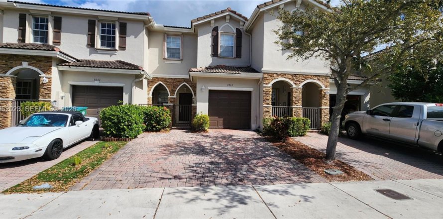 Townhouse in Cutler Bay, Florida 3 bedrooms, 131.55 sq.m. № 2024212