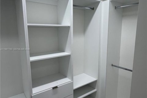 Снять в аренду виллу или дом в Уэст-Перрин, Флорида 6 спален, 239.22м2, № 2050299 - фото 16