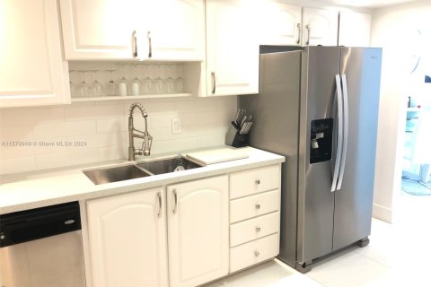 Copropriété à louer à Hollywood, Floride: 1 chambre, 81.2 m2 № 2016824 - photo 3