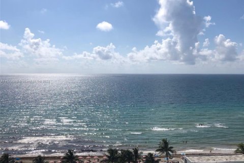 Copropriété à louer à Hollywood, Floride: 1 chambre, 81.2 m2 № 2016824 - photo 13