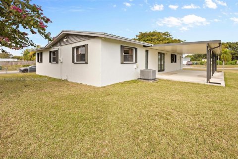 House in Homestead, Florida 4 bedrooms, 132.94 sq.m. № 1896715 - photo 7
