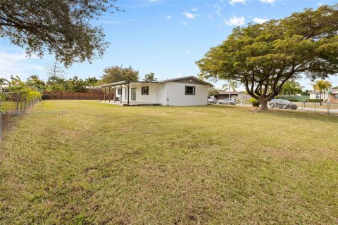 House in Homestead, Florida 4 bedrooms, 132.94 sq.m. № 1896715 - photo 4