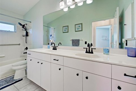 House in Port Charlotte, Florida 2 bedrooms, 145.3 sq.m. № 2351837 - photo 14