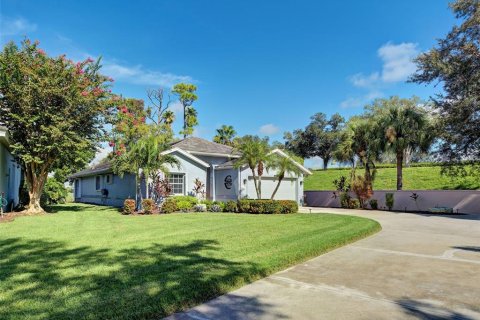 House in Port Charlotte, Florida 2 bedrooms, 145.3 sq.m. № 2351837 - photo 6