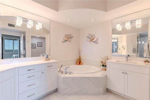 Condo in Fort Myers, Florida, 3 bedrooms  № 1843802 - photo 22