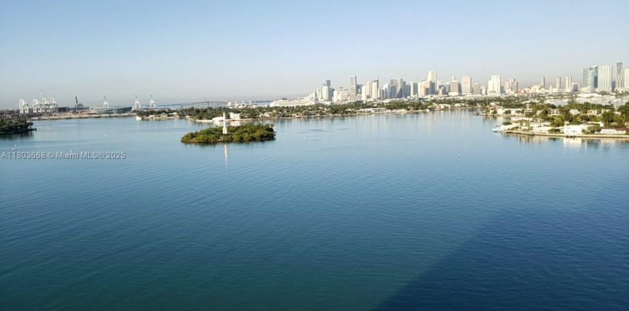 Condo in Miami Beach, Florida, 2 bedrooms № 2038950