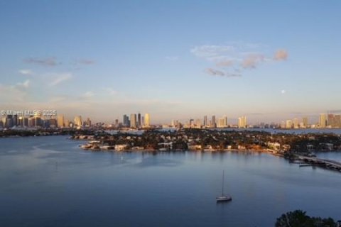 Condo in Miami Beach, Florida, 2 bedrooms № 2038950 - photo 2