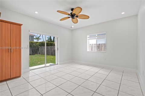 Villa ou maison à vendre à Miami, Floride: 4 chambres, 182.46 m2 № 2074159 - photo 13