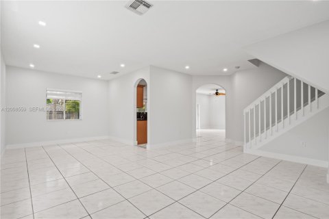 Villa ou maison à vendre à Miami, Floride: 4 chambres, 182.46 m2 № 2074159 - photo 4