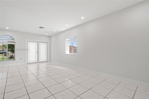 Villa ou maison à vendre à Miami, Floride: 4 chambres, 182.46 m2 № 2074159 - photo 8