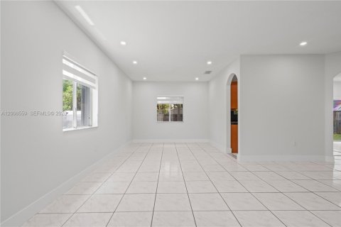 Villa ou maison à vendre à Miami, Floride: 4 chambres, 182.46 m2 № 2074159 - photo 5