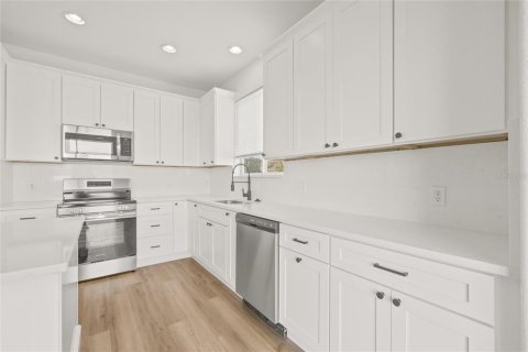 House in Land O' Lakes, Florida 4 bedrooms, 246.38 sq.m. № 1905872 - photo 18