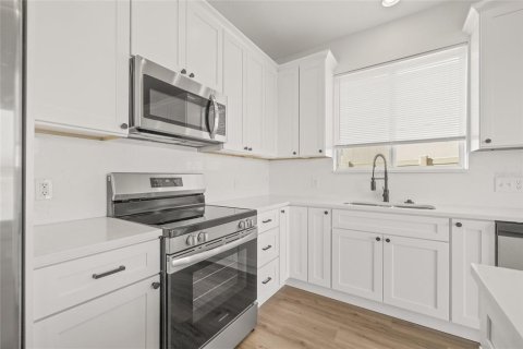 House in Land O' Lakes, Florida 4 bedrooms, 246.38 sq.m. № 1905872 - photo 16