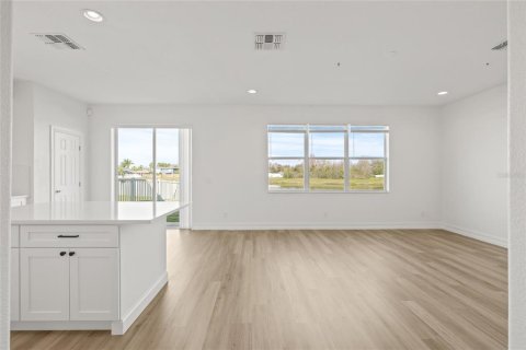 House in Land O' Lakes, Florida 4 bedrooms, 246.38 sq.m. № 1905872 - photo 7