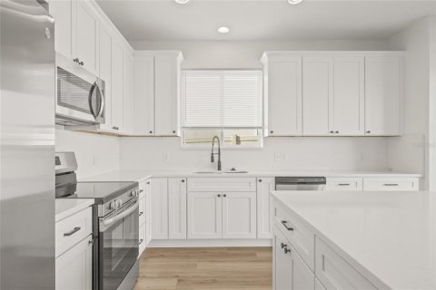 House in Land O' Lakes, Florida 4 bedrooms, 246.38 sq.m. № 1905872 - photo 15