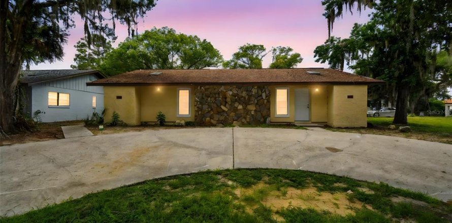 Commercial property in Crystal River, Florida 4 bedrooms, 181.16 sq.m. № 1789698