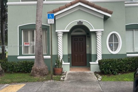 Townhouse in Homestead, Florida 4 bedrooms, 132.2 sq.m. № 1983596 - photo 1