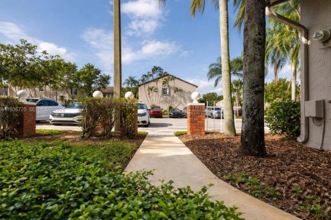 House in Sunrise, Florida 2 bedrooms, 110.09 sq.m. № 1994865 - photo 9