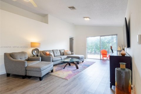 House in Sunrise, Florida 2 bedrooms, 110.09 sq.m. № 1994865 - photo 13