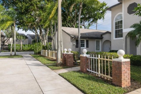 House in Sunrise, Florida 2 bedrooms, 110.09 sq.m. № 1994865 - photo 7