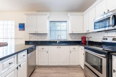 House in Sunrise, Florida 2 bedrooms, 110.09 sq.m. № 1994865 - photo 4