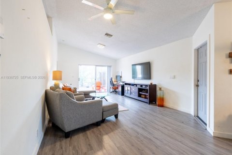 House in Sunrise, Florida 2 bedrooms, 110.09 sq.m. № 1994865 - photo 11