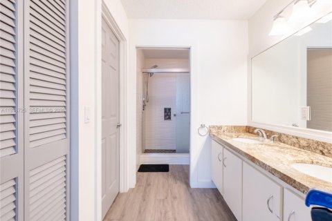 House in Sunrise, Florida 2 bedrooms, 110.09 sq.m. № 1994865 - photo 17