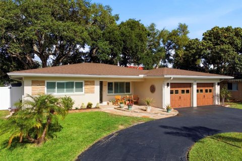 House in Belleair, Florida 2 bedrooms, 163.14 sq.m. № 2200084