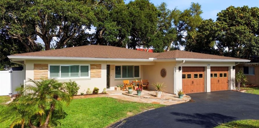 House in Belleair, Florida 2 bedrooms, 163.14 sq.m. № 2200084