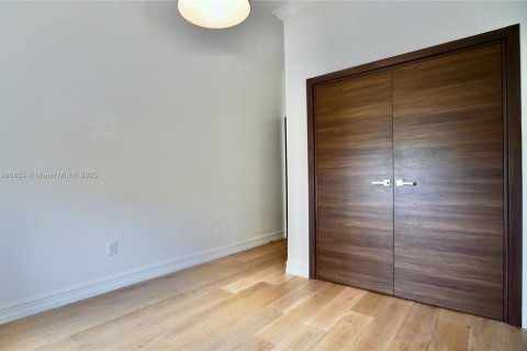 Townhouse in Coral Gables, Florida 4 bedrooms, 201.32 sq.m. № 1956828 - photo 15