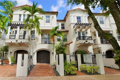 Townhouse in Coral Gables, Florida 4 bedrooms, 201.32 sq.m. № 1956828 - photo 1