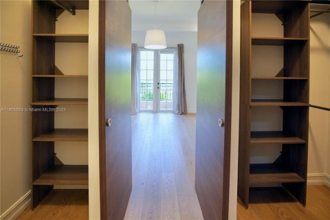 Townhouse in Coral Gables, Florida 4 bedrooms, 201.32 sq.m. № 1956828 - photo 11