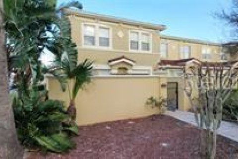 Townhouse in Haines City, Florida 4 bedrooms, 149.02 sq.m. № 1612748 - photo 2