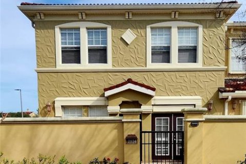 Townhouse in Haines City, Florida 4 bedrooms, 149.02 sq.m. № 1612748 - photo 1