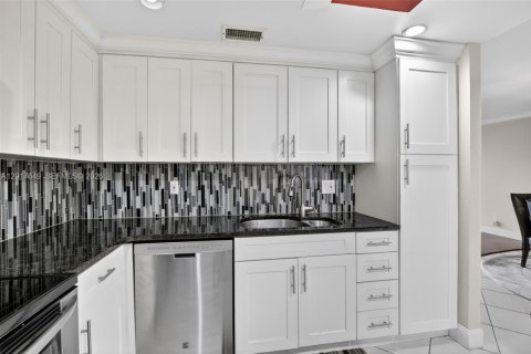 Condo in Plantation, Florida, 2 bedrooms  № 2186060 - photo 15