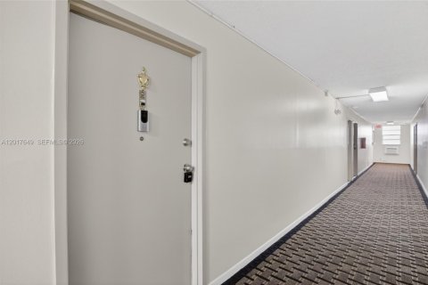 Condo in Plantation, Florida, 2 bedrooms  № 2186060 - photo 29