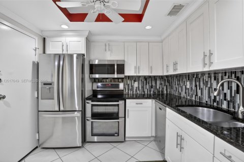 Condo in Plantation, Florida, 2 bedrooms  № 2186060 - photo 13