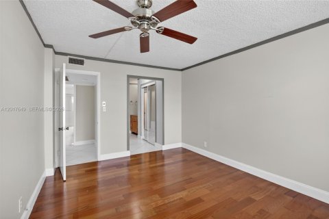 Condo in Plantation, Florida, 2 bedrooms  № 2186060 - photo 18