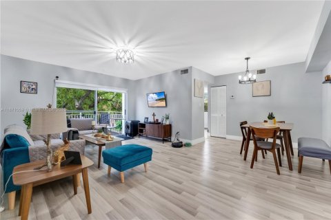 Condominio en venta en Pembroke Pines, Florida, 2 dormitorios, 96.34 m2 № 1895842 - foto 1