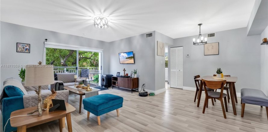 Condominio en Pembroke Pines, Florida, 2 dormitorios  № 1895842