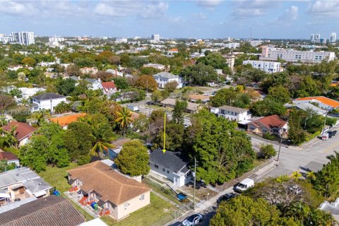 Immobilier commercial à Miami, Floride 179.12 m2 № 2088752