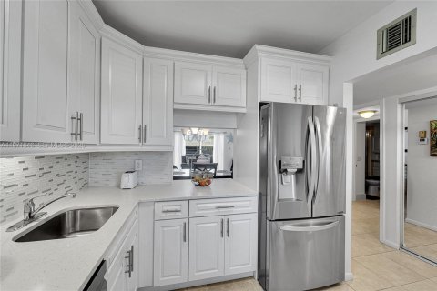 Кондоминиум с 2 спальнями в Маргит, Флорида № 2040368