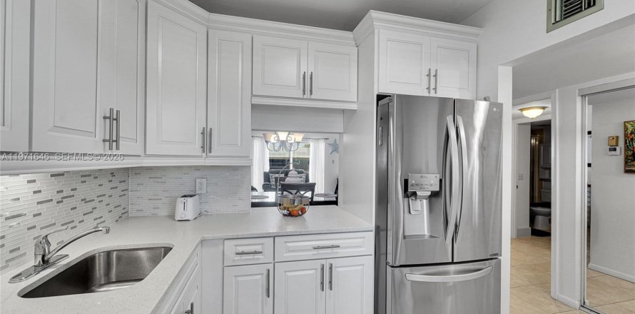 Кондоминиум с 2 спальнями в Маргит, Флорида № 2040368