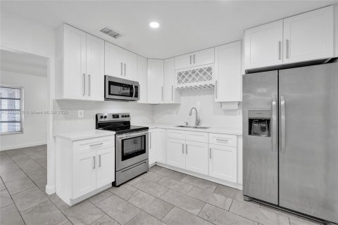 Villa ou maison à louer à Hollywood, Floride: 3 chambres, 111.48 m2 № 1971777 - photo 17