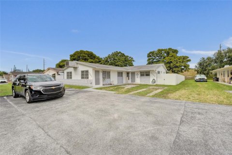 Villa ou maison à louer à Hollywood, Floride: 3 chambres, 111.48 m2 № 1971777 - photo 1
