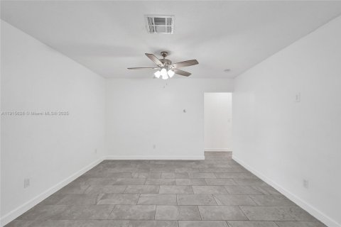 Villa ou maison à louer à Hollywood, Floride: 3 chambres, 111.48 m2 № 1971777 - photo 8